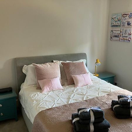 Beautiful 4 Double Bedroom House In Poole With Hot Tub, Near Sandbanks エクステリア 写真