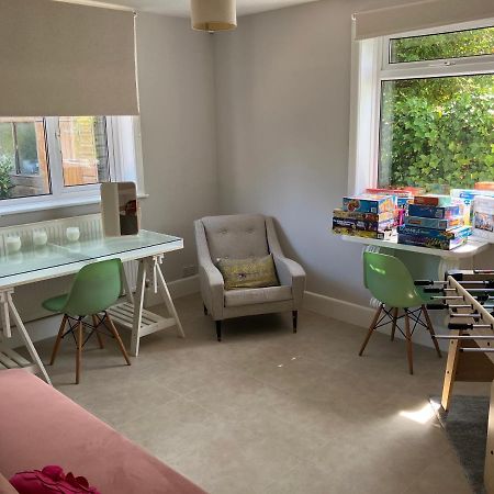 Beautiful 4 Double Bedroom House In Poole With Hot Tub, Near Sandbanks エクステリア 写真