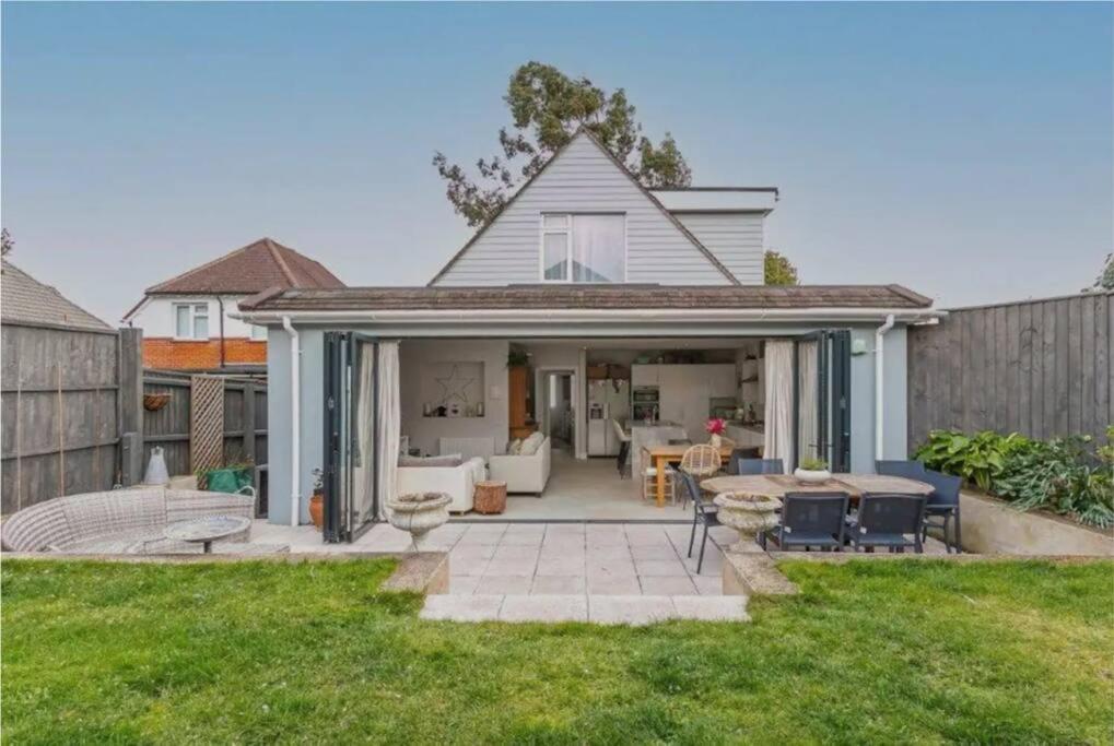 Beautiful 4 Double Bedroom House In Poole With Hot Tub, Near Sandbanks エクステリア 写真