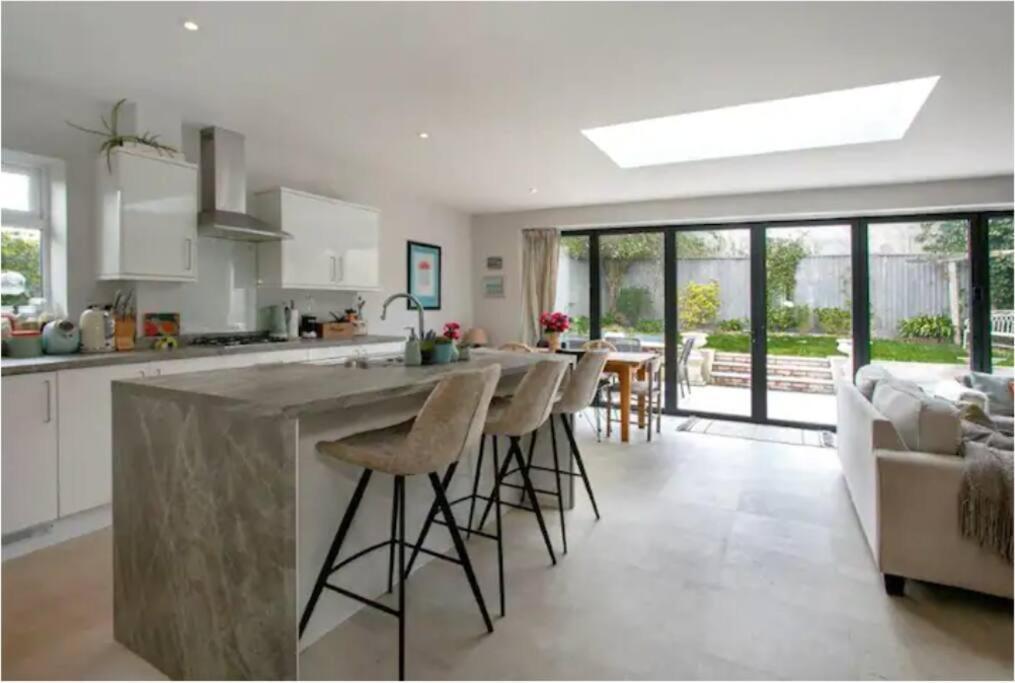 Beautiful 4 Double Bedroom House In Poole With Hot Tub, Near Sandbanks エクステリア 写真