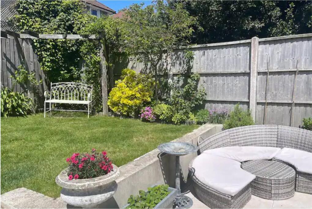 Beautiful 4 Double Bedroom House In Poole With Hot Tub, Near Sandbanks エクステリア 写真