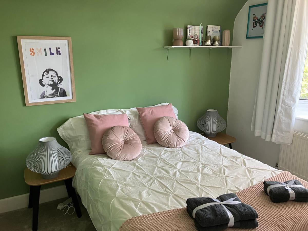 Beautiful 4 Double Bedroom House In Poole With Hot Tub, Near Sandbanks エクステリア 写真