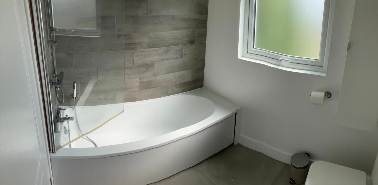 Beautiful 4 Double Bedroom House In Poole With Hot Tub, Near Sandbanks エクステリア 写真