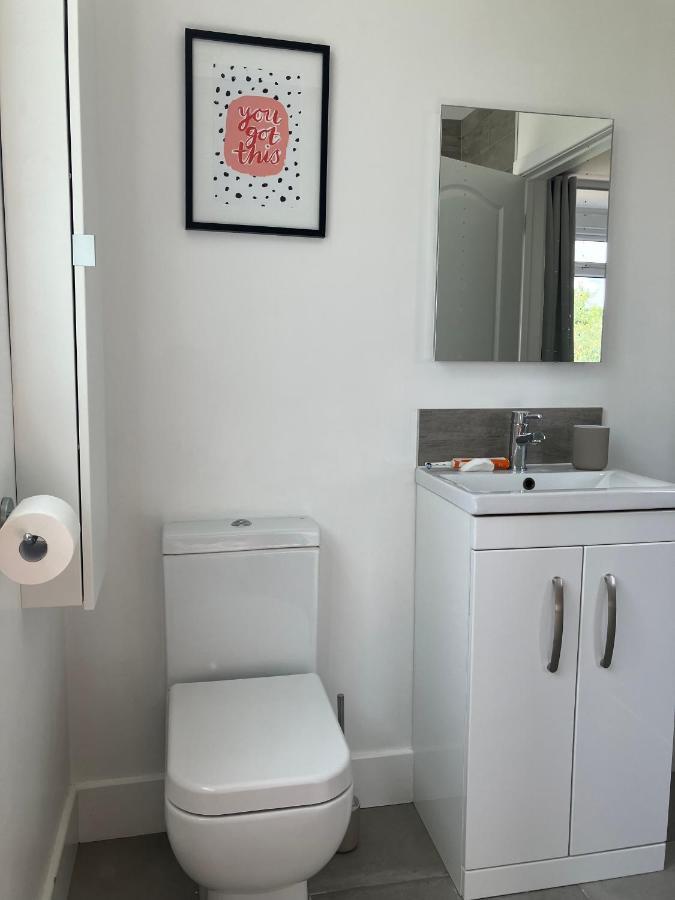 Beautiful 4 Double Bedroom House In Poole With Hot Tub, Near Sandbanks エクステリア 写真