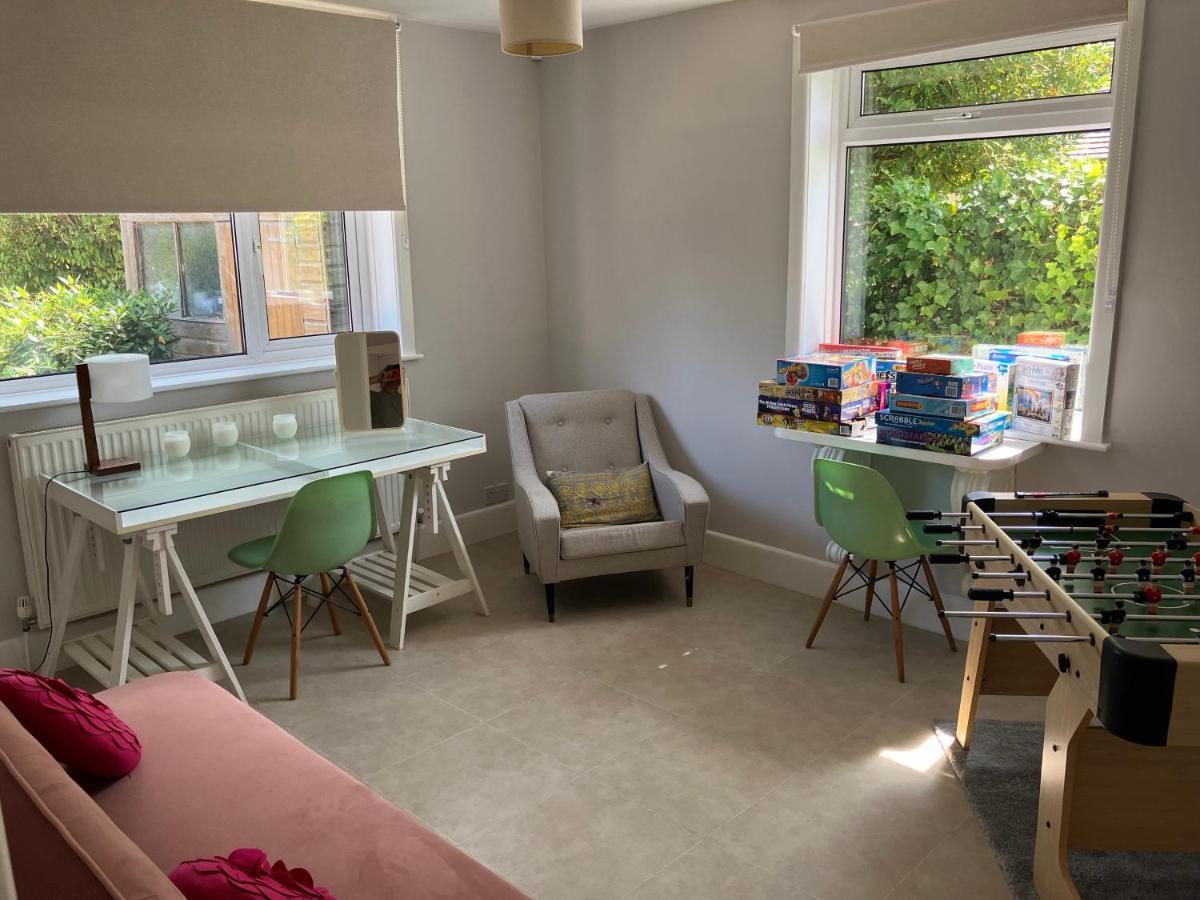 Beautiful 4 Double Bedroom House In Poole With Hot Tub, Near Sandbanks エクステリア 写真