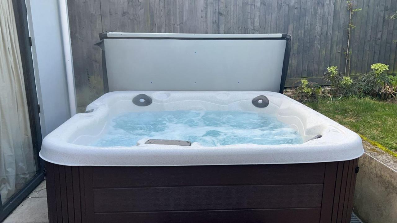Beautiful 4 Double Bedroom House In Poole With Hot Tub, Near Sandbanks エクステリア 写真